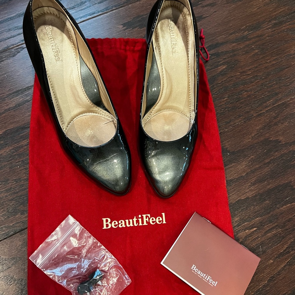 Leather pump. Shoe Size 37. Ombré black patent leather. Beautifeel brand.